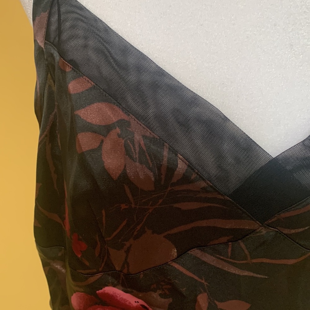 💗Floral silky tank top - Picture 3 of 7